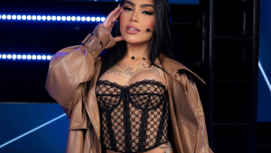 Mc Mirella exibe o look que escolheu para participar do programa "De Frente com a Blogueirinha"