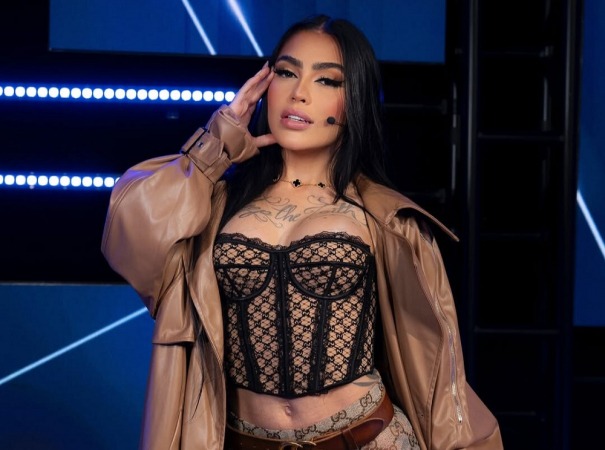 Mc Mirella exibe o look que escolheu para participar do programa "De Frente com a Blogueirinha"