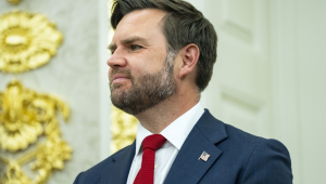 O vice-presidente JD Vance observa o presidente Donald Trump e o CEO da Apple, Tim Cook, anunciarem um investimento adicional de US$ 100 bilhões da Apple nos EUA, no Salão Oval da Casa Branca, em Washington, DC, EUA, em 6 de agosto de 2025. A Casa Branca também estabelecerá o Programa de Manufatura Americana da Apple, que se concentrará em trazer a cadeia de suprimentos e a manufatura da Apple para os EUA. EFE/EPA/BONNIE CASH / POOL
