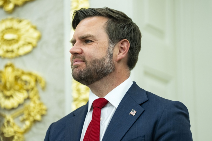 O vice-presidente JD Vance observa o presidente Donald Trump e o CEO da Apple, Tim Cook, anunciarem um investimento adicional de US$ 100 bilhões da Apple nos EUA, no Salão Oval da Casa Branca, em Washington, DC, EUA, em 6 de agosto de 2025. A Casa Branca também estabelecerá o Programa de Manufatura Americana da Apple, que se concentrará em trazer a cadeia de suprimentos e a manufatura da Apple para os EUA. EFE/EPA/BONNIE CASH / POOL