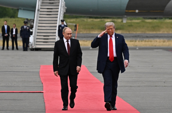 O presidente dos EUA, Donald Trump, recebe o presidente da Rússia, Vladimir Putin, durante encontro para negociações na Base Conjunta Elmendorf-Richardson, em Anchorage, Alasca