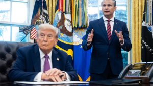 O secretário de Defesa Pete Hegseth (à dir.) fala durante coletiva do presidente dos EUA, Donald Trump, no Salão Oval da Casa Branca