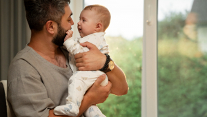 avatar Vista lateral pai segurando bebê em casa