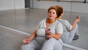 Treinamento de dançarina profissional de tamanho grande com vista lateral