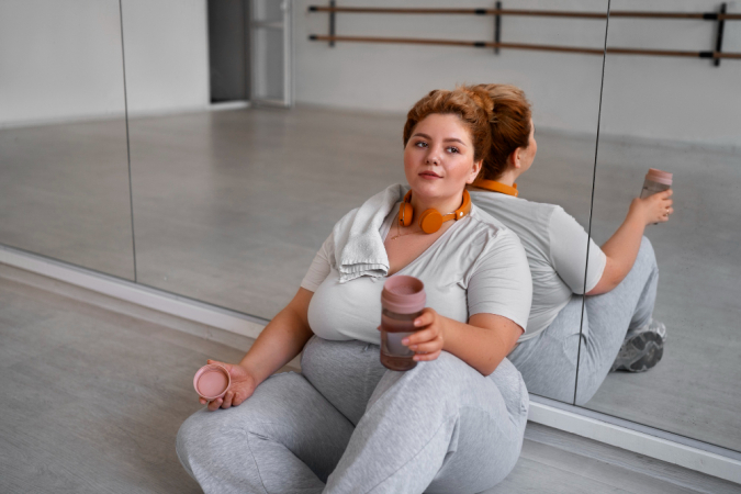 Treinamento de dançarina profissional de tamanho grande com vista lateral