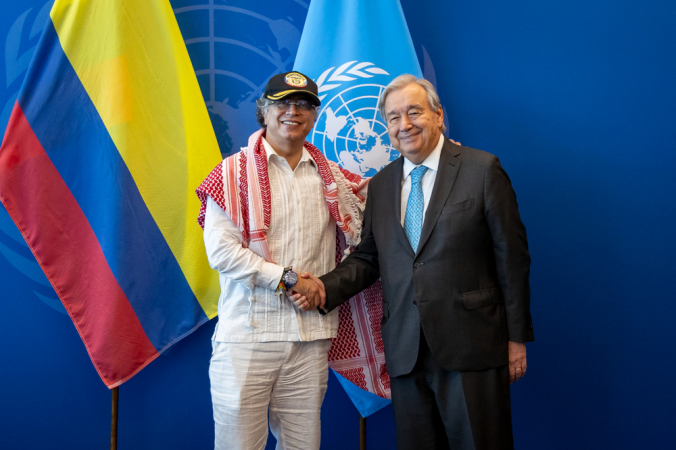 O secretário-geral da ONU, António Guterres (d), cumprimenta o presidente da Colômbia, Gustavo Petro, durante reunião na sede do organismo internacional