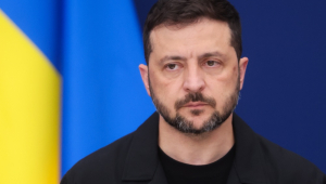 O presidente ucraniano Volodymyr Zelensky fala durante uma coletiva de imprensa com a presidente da Comissão Europeia Ursula von der Leyen (não mostrada na foto) após seu encontro em Bruxelas, Bélgica, em 17 de agosto de 2025. (Bélgica, Ucrania, Bruselas) EFE/EPA/OLIVIER HOSLET