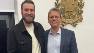 O governador Tarcísio de Freitas recebe o pastor André Fernandes no Palácio dos Bandeirantes