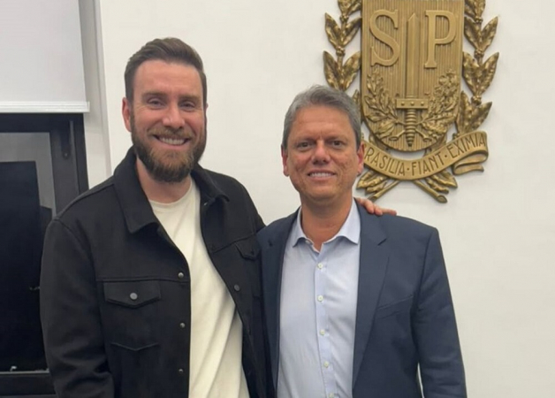 O governador Tarcísio de Freitas recebe o pastor André Fernandes no Palácio dos Bandeirantes