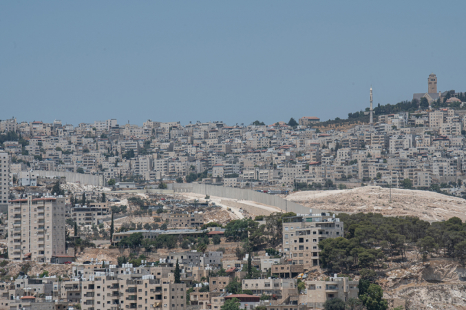 Vista panorâmica do muro que divide Jerusalém da Cisjordânia ocupada. Quando Israel cumpriu os 14 dias que Israel deu a Mohammed Faroun para desmantelar a cafeteria que regenteu em Al Eizariya, ecoou um colchão no chão e dormiu no local, esperando a chegada dos equipamentos de demolição. É um dos quilômetros afetados pelos planos de construção israelenses em Jerusalém que rompem a continuidade entre o norte e o sul da Cisjordânia e dificulta ainda mais a constituição de um Estado palestino. EFE/Magda Gibelli