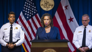 A prefeita de Washington, DC, Muriel Bowser (centro), discursa sobre a decisão do presidente dos EUA, Donald Trump, de federalizar a força policial de Washington e enviar 800 membros da Guarda Nacional para a cidade, no Edifício Wilson, em Washington, DC, EUA, em 11 de agosto de 2025. O presidente dos EUA, Trump, anunciou em uma coletiva de imprensa na Casa Branca o envio de tropas da Guarda Nacional para Washington, DC, alegando que a criminalidade em Washington está "fora de controle", apesar dos crimes violentos no distrito estarem no menor nível em 30 anos. EFE/EPA/JIM LO SCALZO