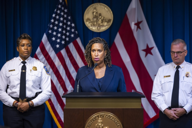 A prefeita de Washington, DC, Muriel Bowser (centro), discursa sobre a decisão do presidente dos EUA, Donald Trump, de federalizar a força policial de Washington e enviar 800 membros da Guarda Nacional para a cidade, no Edifício Wilson, em Washington, DC, EUA, em 11 de agosto de 2025. O presidente dos EUA, Trump, anunciou em uma coletiva de imprensa na Casa Branca o envio de tropas da Guarda Nacional para Washington, DC, alegando que a criminalidade em Washington está "fora de controle", apesar dos crimes violentos no distrito estarem no menor nível em 30 anos. EFE/EPA/JIM LO SCALZO