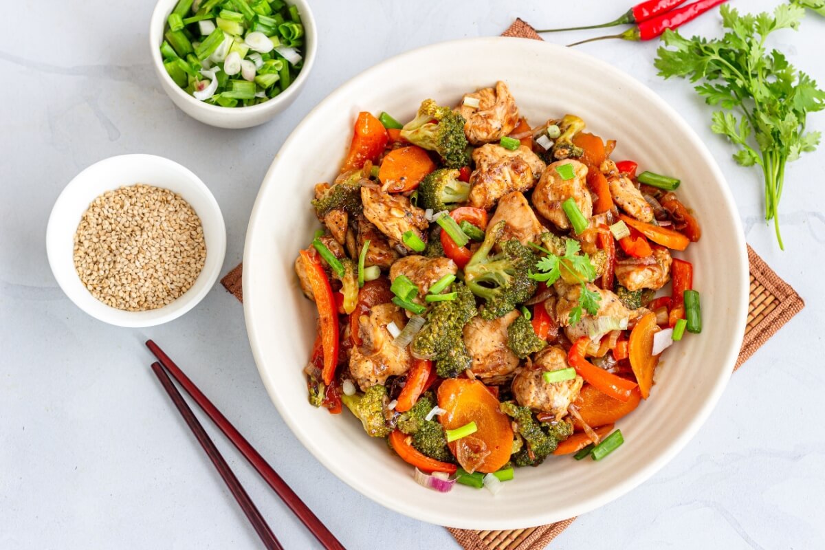 Frango salteado com legumes 