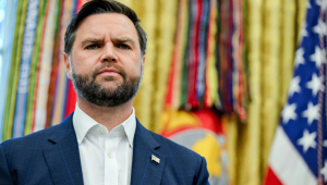 O vice-presidente dos EUA, JD Vance, acompanha o presidente Donald Trump