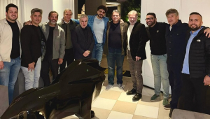 Tarcísio de Freitas ao lado de Latino e outros convidados para jantar na casa do cantor em bairro nobre de São Paulo