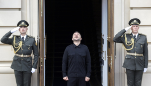 O presidente ucraniano, Volodymyr Zelensky, antes de sua reunião com o primeiro-ministro do Canadá, Mark Carney