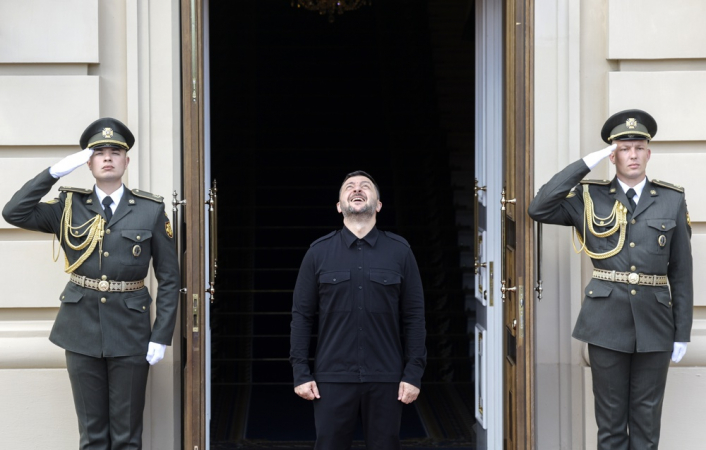 O presidente ucraniano, Volodymyr Zelensky, antes de sua reunião com o primeiro-ministro do Canadá, Mark Carney