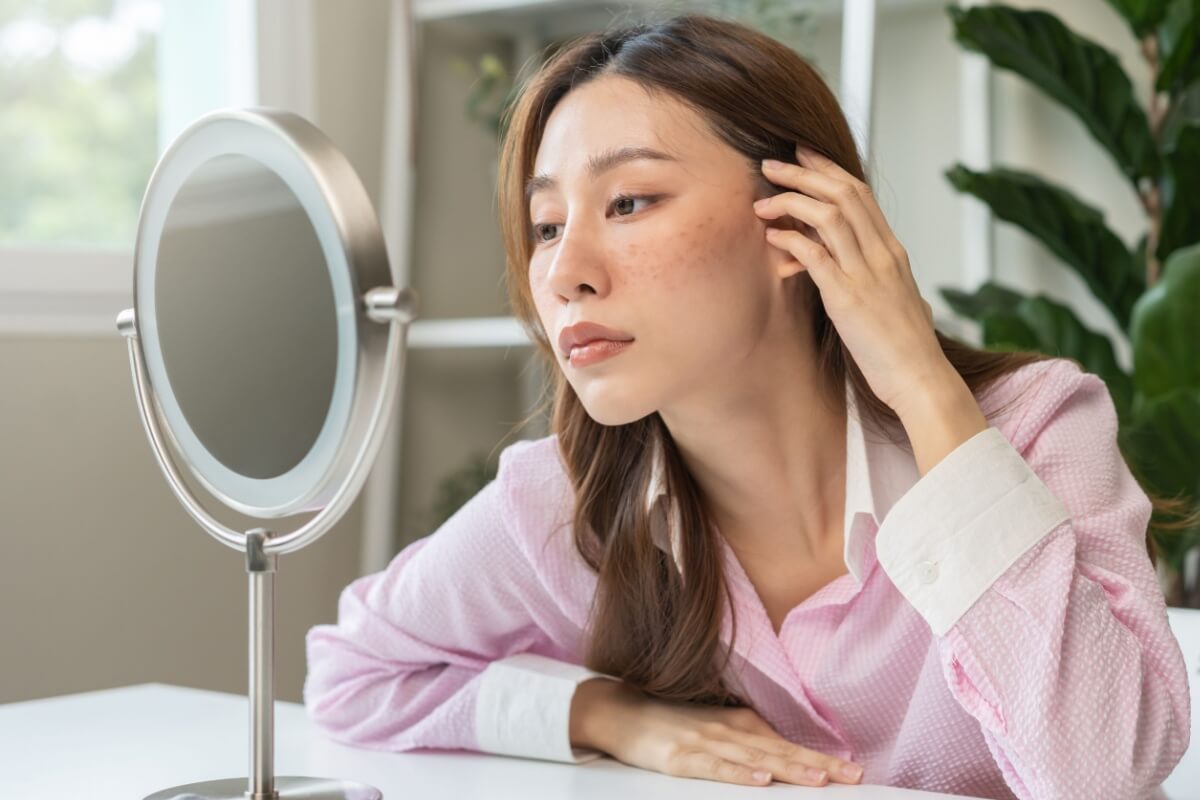 A luz azul emitida pelas telas pode prejudicar a saúde da pele 