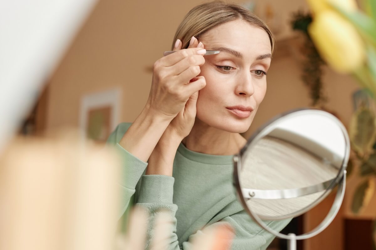 Para cuidar das sobrancelhas com segurança e precisão, é essencial contar com as ferramentas certas 