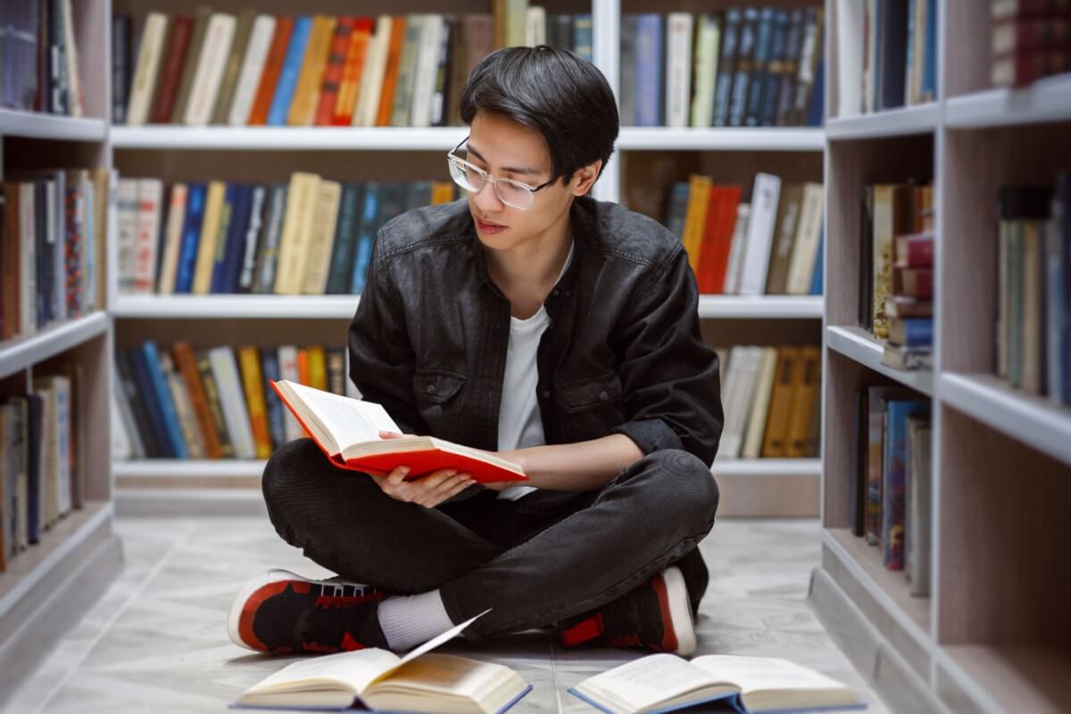 A leitura regular ajuda os estudantes a desenvolver habilidades de interpretação de texto, ampliar o repertório para a construção textual e aprimorar a escrita 