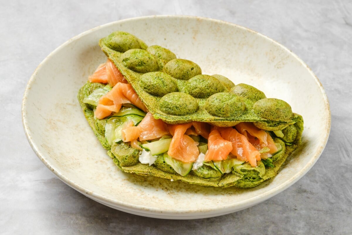 Sanduíche waffle de matcha com salmão 