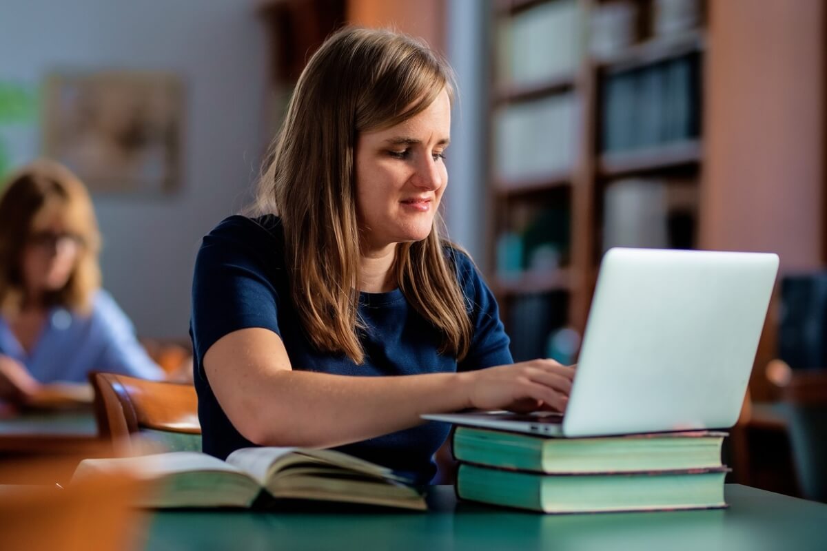 Recursos de acessibilidade para pessoas com deficiência visual oferecem autonomia e ampliam a participação social 