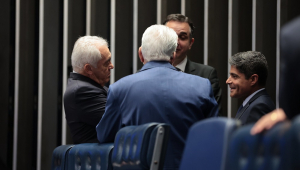 ACM Neto (à dir.), vice-presidente do União Brasil, conversa com lideranças do Senado