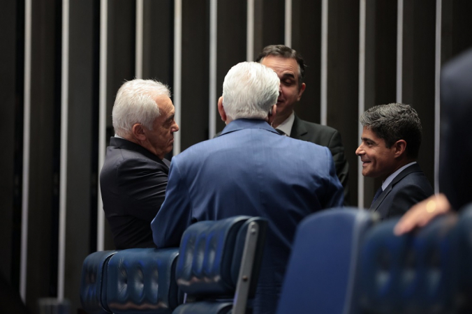 ACM Neto (à dir.), vice-presidente do União Brasil, conversa com lideranças do Senado