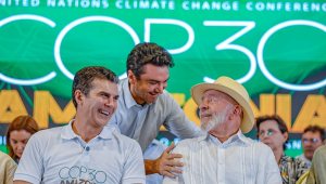 O presidente Lula, o governador Helder Barbalho e o ministro Celso Sabino na cerimônia de divulgação dos investimentos do Governo Federal para a COP30