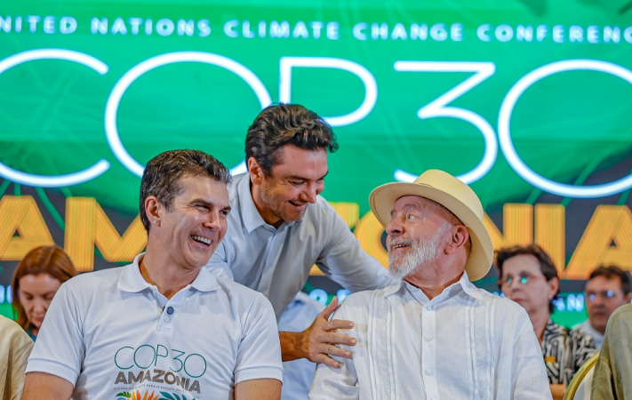O presidente Lula, o governador Helder Barbalho e o ministro Celso Sabino na cerimônia de divulgação dos investimentos do Governo Federal para a COP30