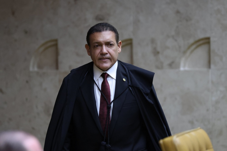 Nunes Marques diverge da maioria no STF e vota pela absolvição de Carla Zambelli em caso de arma