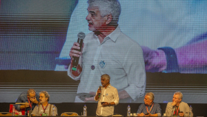 Humberto Costa, presidente do PT, discursa durante o Encontro Nacional do partido
