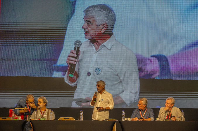 Humberto Costa, presidente do PT, discursa durante o Encontro Nacional do partido