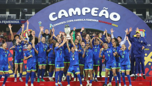 Jogadoras do Brasil celebram a conquista da Copa América após vitória sobre a Colômbia nos pênaltis
