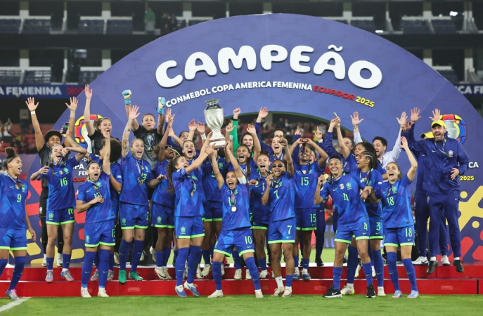 Jogadoras do Brasil celebram a conquista da Copa América após vitória sobre a Colômbia nos pênaltis