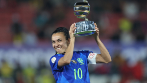 Marta levanta o troféu de melhor jogadora da Copa América 2025