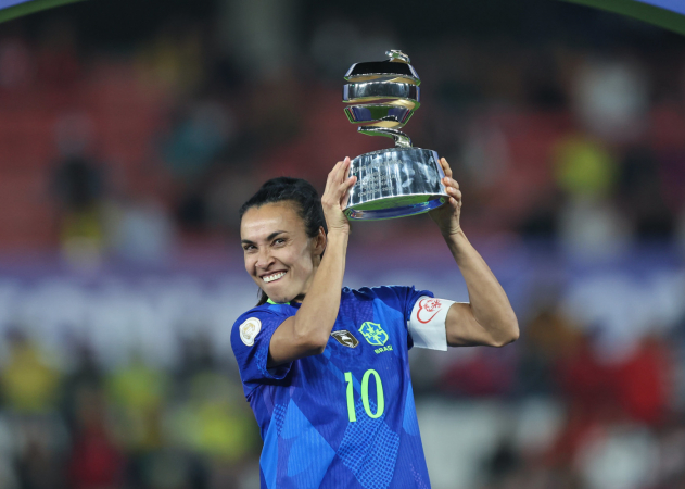 Marta levanta o troféu de melhor jogadora da Copa América 2025