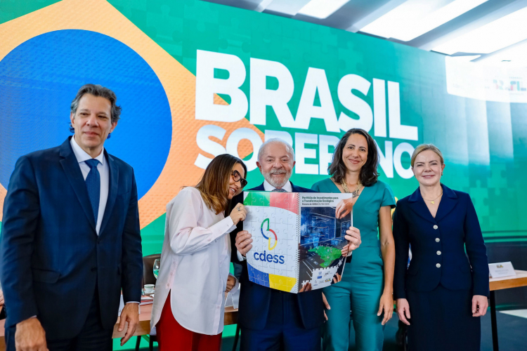 Haddad comenta pressão de multinacionais e diz que país não pode ‘nem sonhar em privatizar o Pix’