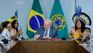 Cerimônia de homologação de terras indígenas Presidente da República, Luiz Inácio Lula da Silva, durante cerimônia de homologação de terras indígenas. Palácio do Planalto, Brasília – DF. Foto: Ricardo Stuckert / PR