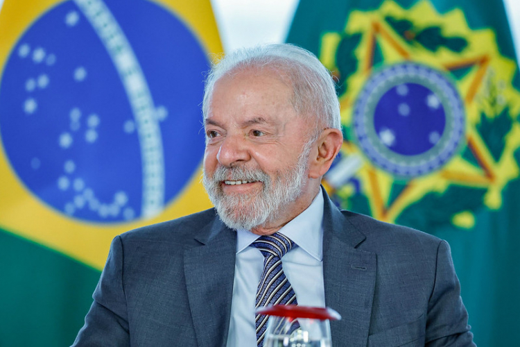 Lula afirma que Bolsonaro deveria ser investigado por ‘traição à pátria’