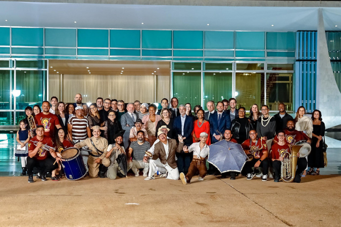 Presidente Lula recebe elenco de 'O Agente Secreto'