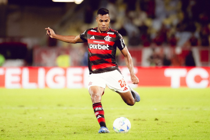 O lateral esquerdo Alex Sandro durante jogo contra o Internacional, com mensagem de agradecimento à Pixbet na camisa