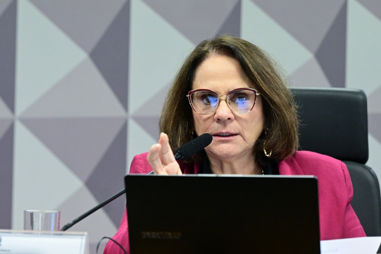 Senado aprova pedido de Damares para verificar condições da prisão domiciliar de Bolsonaro