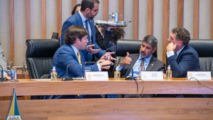 O deputado distrital Roosevelt (na cadeira do meio) durante sessão na Câmara Legislativa do DF