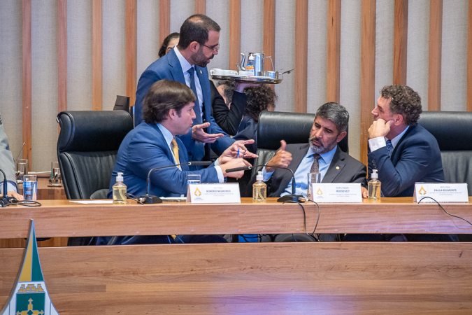 O deputado distrital Roosevelt (na cadeira do meio) durante sessão na Câmara Legislativa do DF