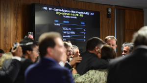 Painel da CPMI do INSS mostra a vitória de Carlos Viana sobre Omar Aziz na eleição para a presidência da comissão