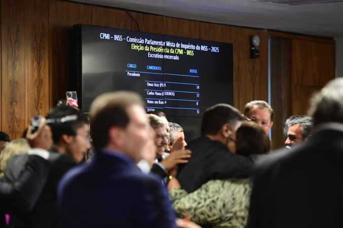 Painel da CPMI do INSS mostra a vitória de Carlos Viana sobre Omar Aziz na eleição para a presidência da comissão