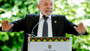 Lula discursa na Plaza de Armas, em Bogotá, durante a Cúpula dos Países Amazônicos