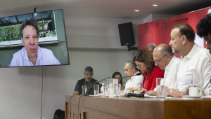 Sob olhar de Edinho Silva, presidente nacional do PT, Fernando Haddad participa remotamente de reunião do partido