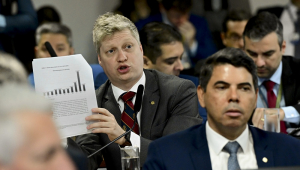 Deputado Marcel van Hattem (Novo-RS) em pronunciamento à bancada.
